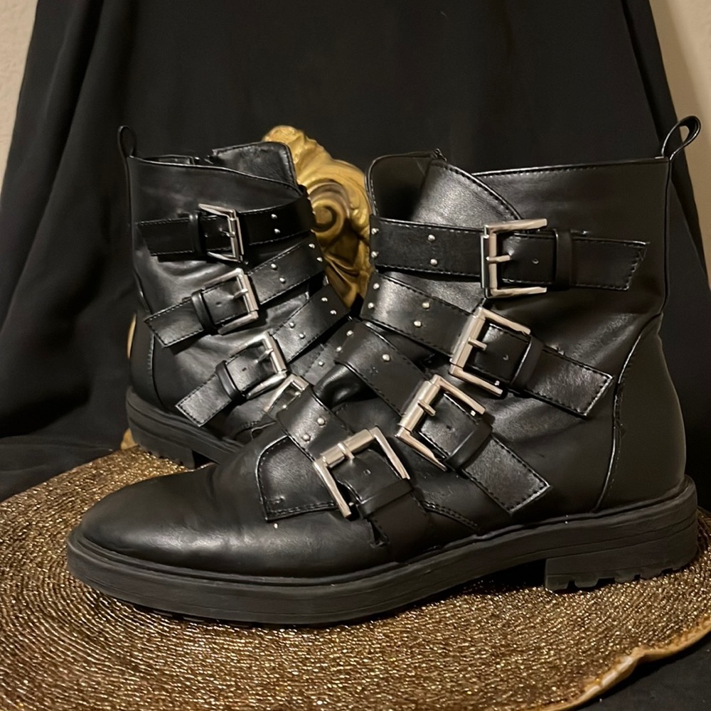 Schuh Buckled Black Ankle boots